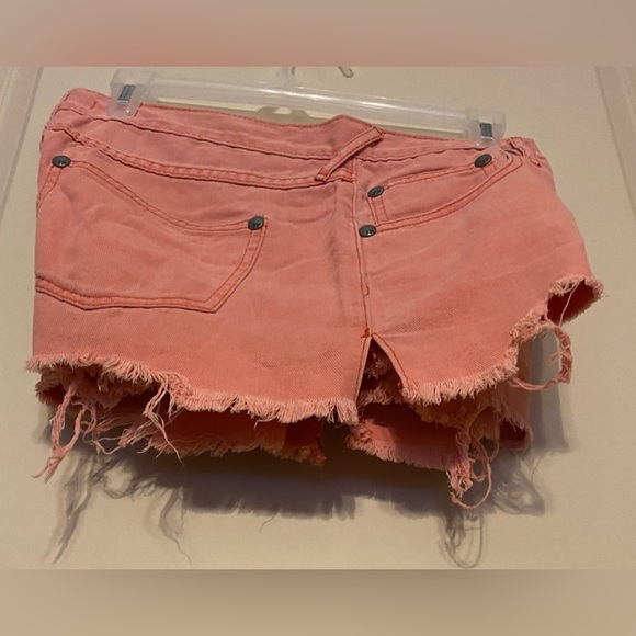 Free People Sz-28”Waist Distressed Peach Jean Shorts w/Unfinished Hem, Well Worn - Picture 8 of 16